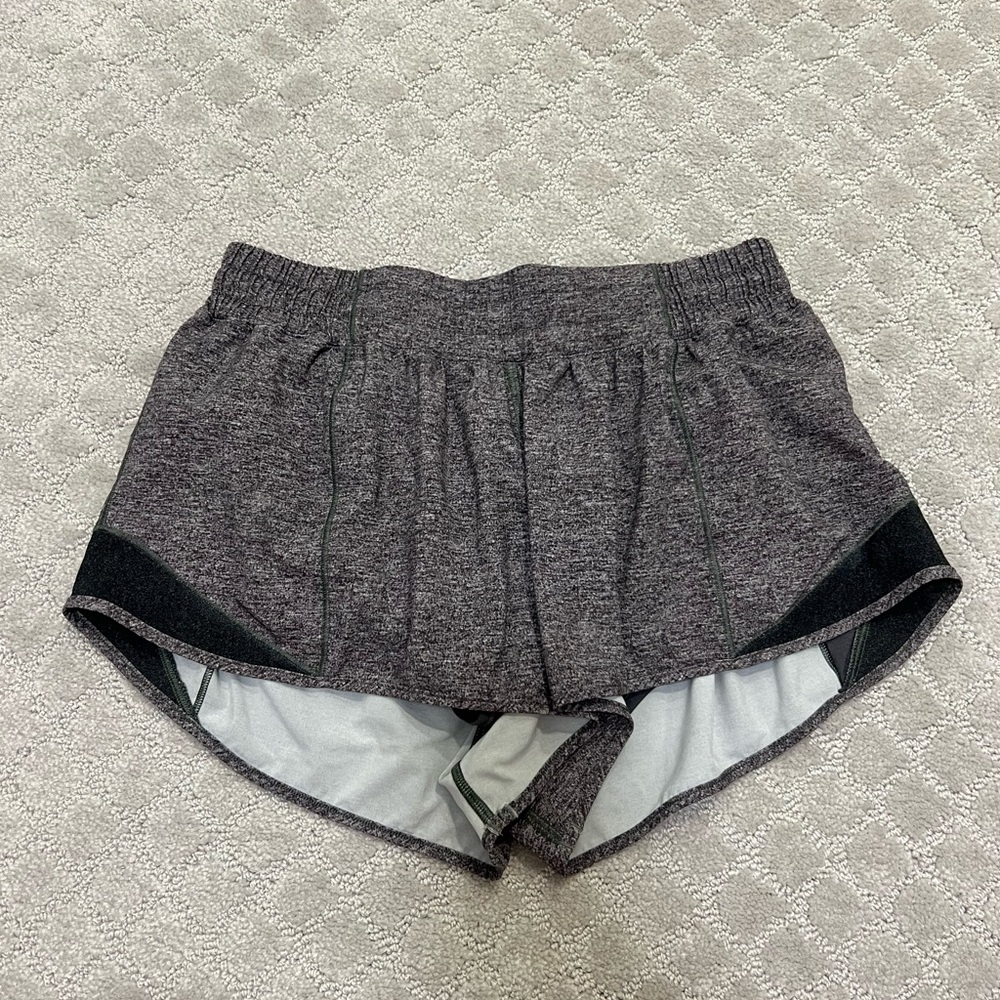Lulu hotty hot shorts 2.5 size 8